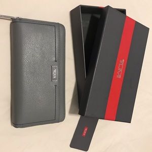 Excellent condition - Gray Tumi wallet